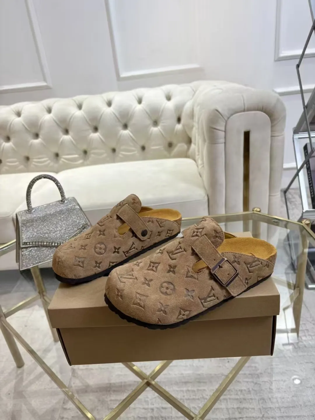 Women's p560 Men's p580 ✨ LV couple's toe-cap slippers | Full of high-end feel, you can walk with wind! ✨ This pair of LV classic toe-cap slippers is simply a "walking grass-planting machine"! Original three-dimensional embossed cowhide + cowhide fabric, the texture is high-end at first glance, and you will become a rich daughter/son in seconds ~💅 🌟 Why must you join TA? ✔️ Original embossed cowhide - clear texture but not cheap, classic presbyopia yyds ✔️ Belt buckle + metal logo - ecstatic control of details, exquisite to the heel! ✔️ Sheepskin lining + cushioned footbed - it feels like stepping on clouds ☁️, and you won’t feel tired when you go shopping~ ✔️ Non-slip rubber sole - walking is as stable as a mountain, and you are not afraid of slipping on rainy days!  👫 The best outfit for couples: Whether it’s shorts, T-shirts👕 or long skirts and suits👗, pairing these shoes with each other will immediately create a lazy and high-end atmosphere! Everyday outings/vacations, no matter what you shoot, it will look like a blockbuster📸🔥 The texture and foot feel that only the higher version can have, it is not a hit or a hit! Heartbeat is not as good as action. True love is true when both pairs are in pairs~💖 #LVcoupleslippers #高色综合 #好看不狠的 Feet #couples’ must-have